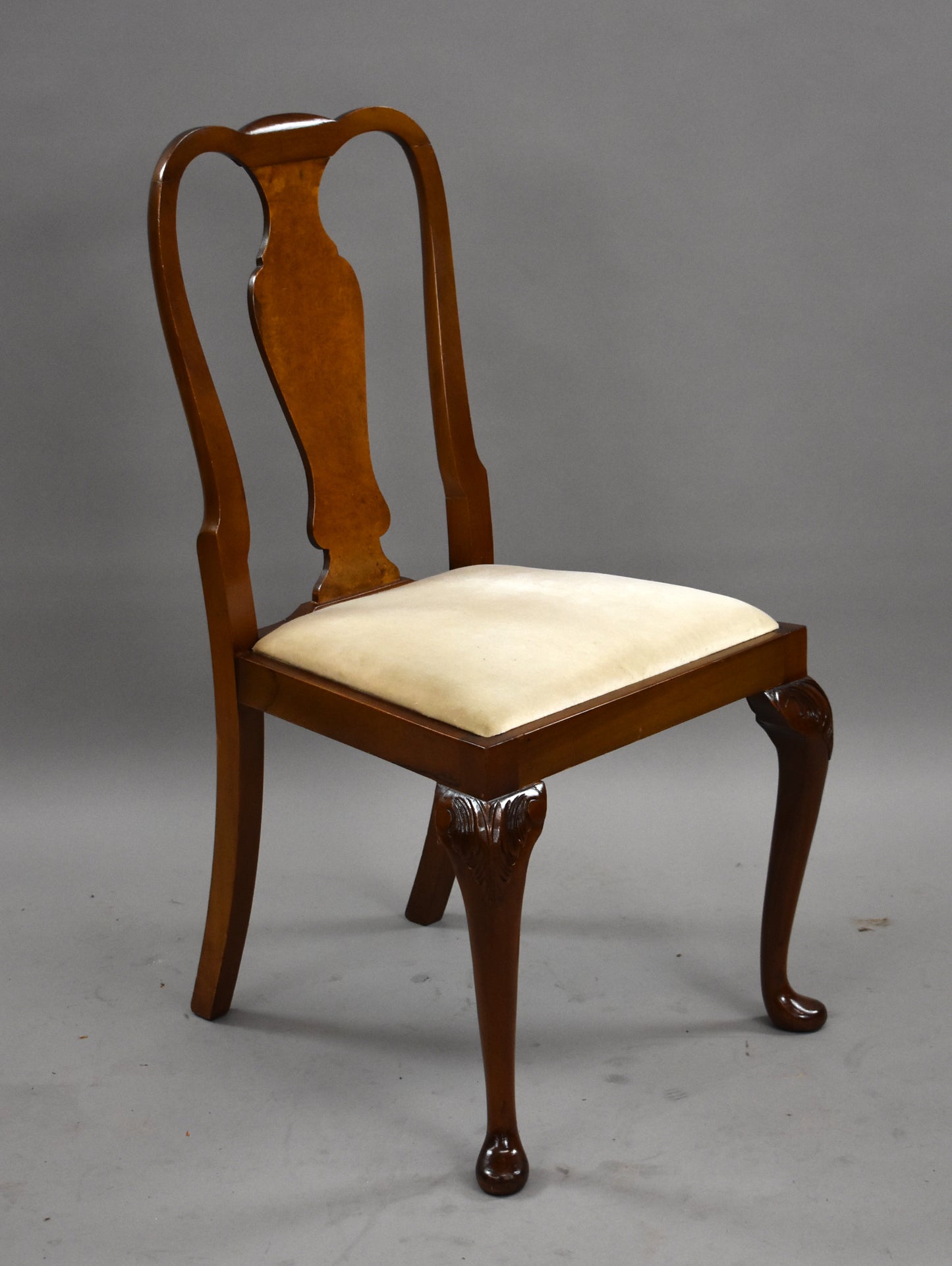 1930s Queen Anne Style Walnut Dining Suite