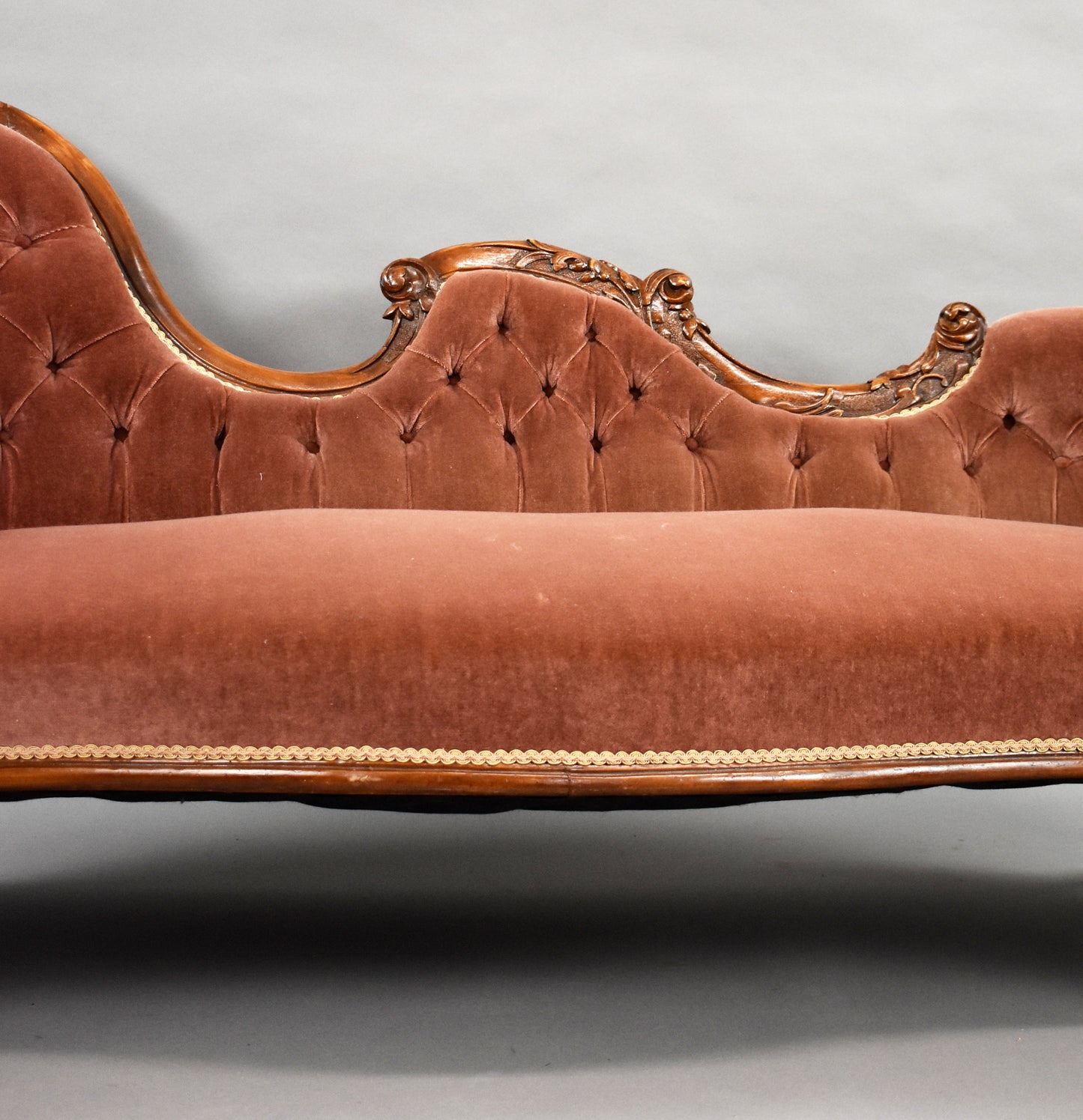 Victorian Carved Walnut Chaise Longue